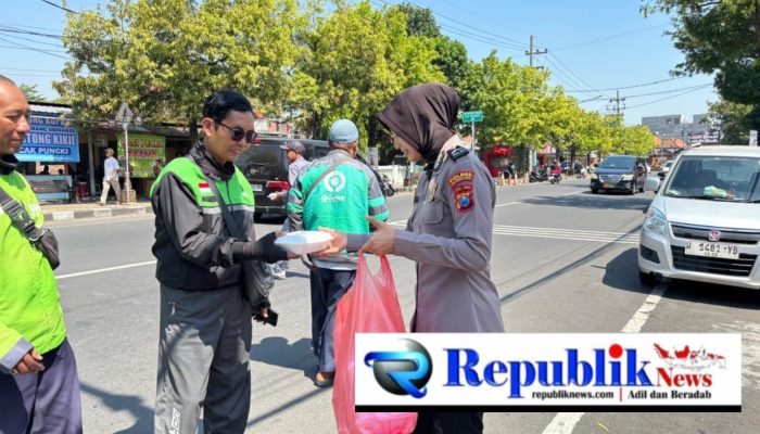 Srikandi Polres Mojokerto Kota Turun Tangan, Sriwanjana Jaga Kamtibmas dan Tebar Jumat Berkah