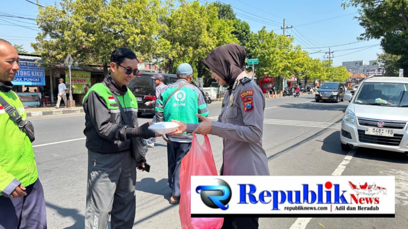 Foto : Srikandi polres Mojokerto tebar Jumat Berkah.