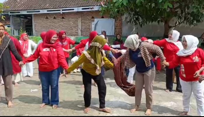 Pembagian Hadiah Lomba HUT RI Ke-81 SDN 02 Gapura ditutup Dengan Acara Makan Bersama