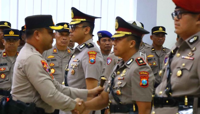 Kapolres Gresik Pimpin Sertijab PJU dan Kapolsek, 14 Personel Bergeser