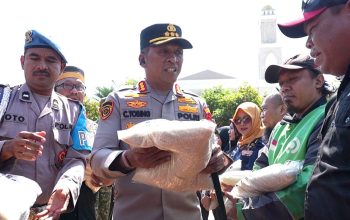 Forkopimda Sidoarjo Bagikan 1.000 Paket Sembako untuk Ojol