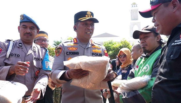 Forkopimda Sidoarjo Bagikan 1.000 Paket Sembako untuk Ojol