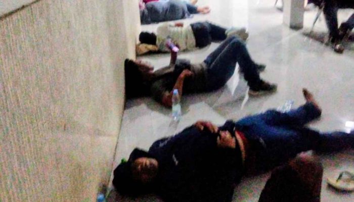 8 Jam Menunggu di Saketa, Penumpang dan Kendaraan Tertahan hingga Dini Hari