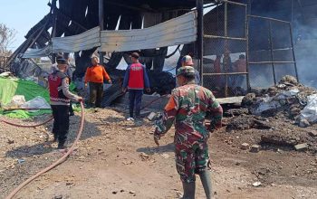 Polsek Krian Gerak Cepat Tangani Kebakaran Gudang Rongsokan di Barengkrajan