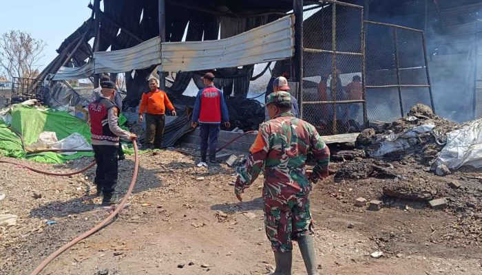Polsek Krian Gerak Cepat Tangani Kebakaran Gudang Rongsokan di Barengkrajan