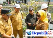Foto : Wakil Bupati Sidoarjo,Hj mimik idayana sidak rumah pompa di Sidokare.