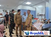 Foto : Bupati Sidoarjo,H.Subandi melihat langsung kondisi Santri /santriwati di RS Notodipuro .