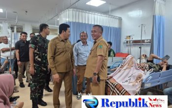 Foto : Bupati Sidoarjo,H.Subandi melihat langsung kondisi Santri /santriwati di RS Notodipuro .