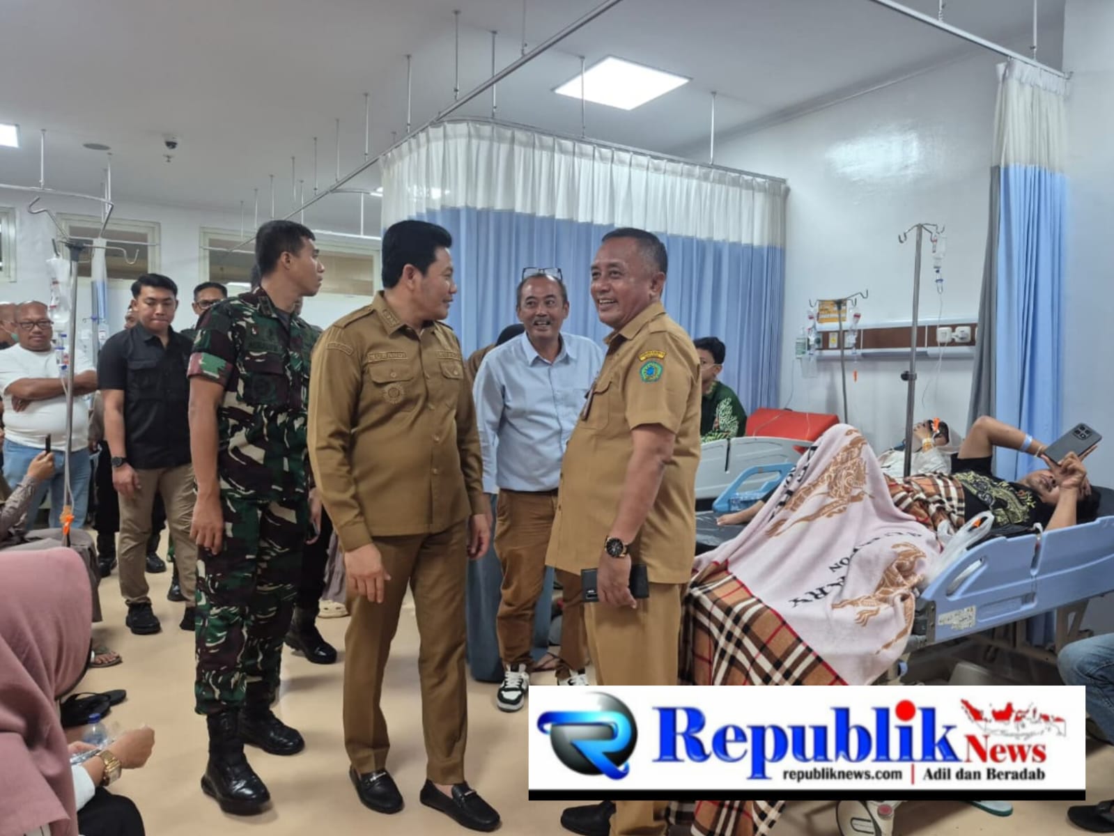 Foto : Bupati Sidoarjo,H.Subandi melihat langsung kondisi Santri /santriwati di RS Notodipuro .