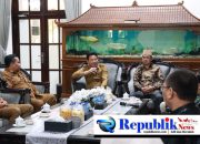 Foto : Bupati Sidoarjo,H.Subandi menerima tamu dari BRI.