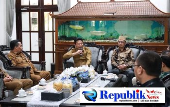 Foto : Bupati Sidoarjo,H.Subandi menerima tamu dari BRI.