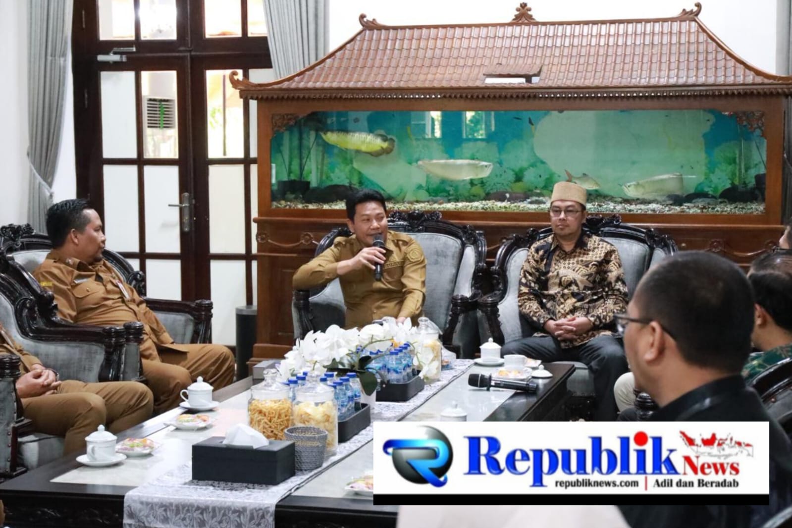 Foto : Bupati Sidoarjo,H.Subandi menerima tamu dari BRI.