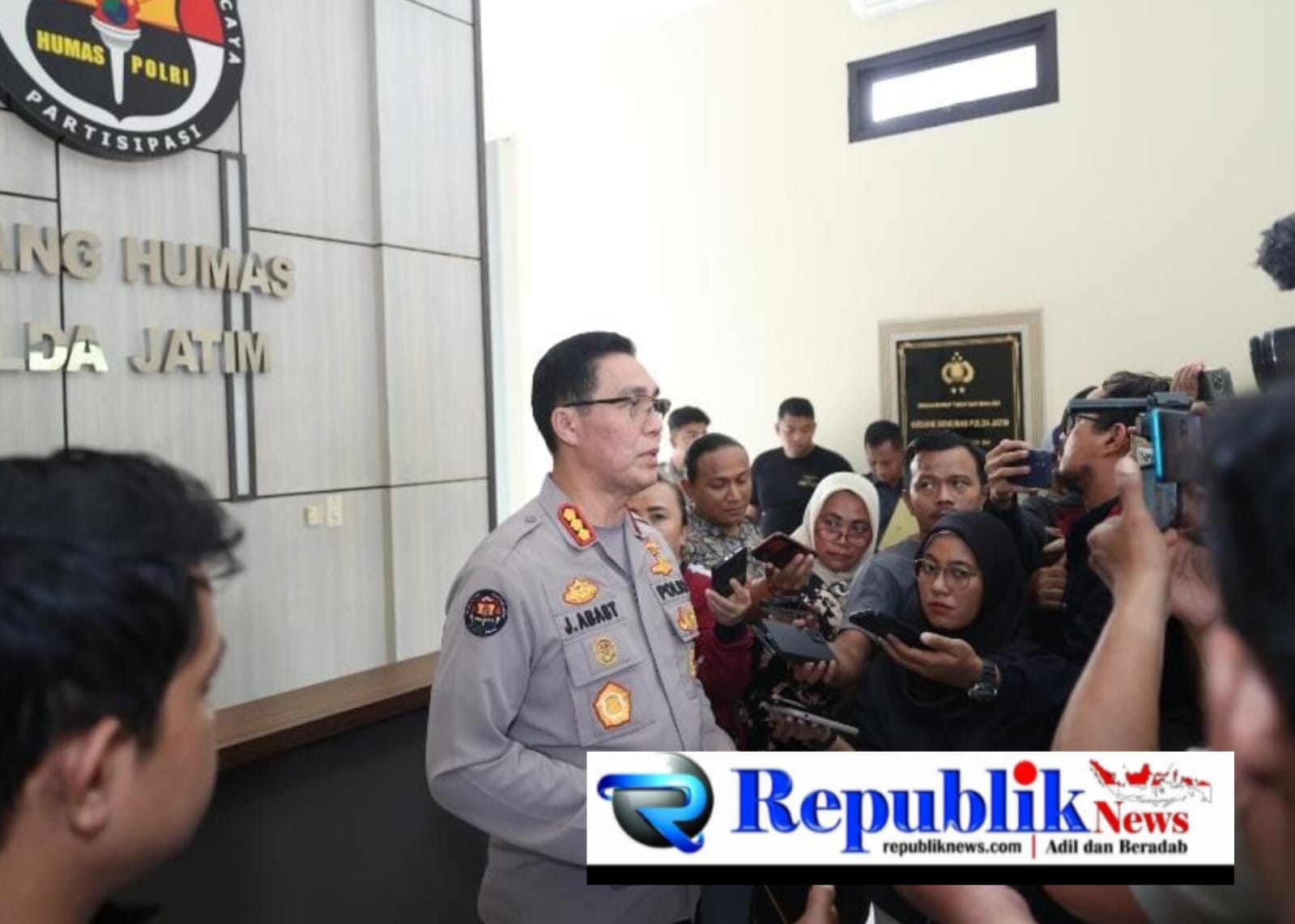 Foto : Kabid Humas Polda Jatim Kombes pol Jules Abraham didepan awak media beri penjelasan arahan dari Kapolri.