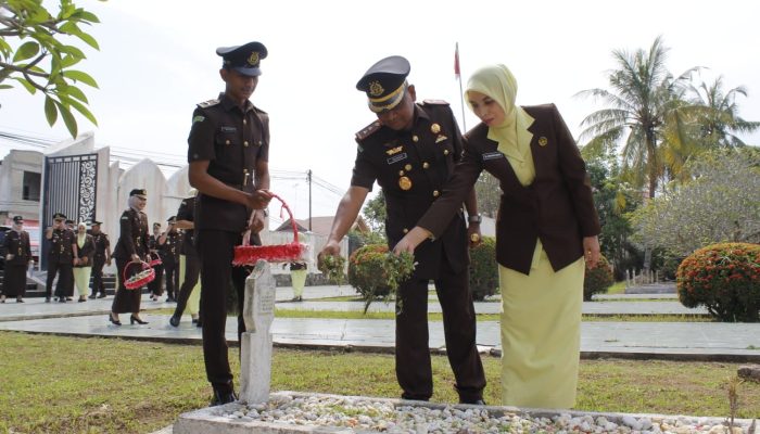 Kajari Aceh Timur Ibsaini Pimpin Ziarah Makam Pahlawan di Hari Lahir Kejaksaan RI ke-81
