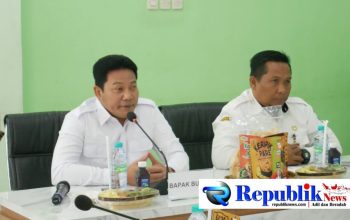 Foto : Bupati Sidoarjo,H.Subandi mengunjungi kantor Dinkes.
