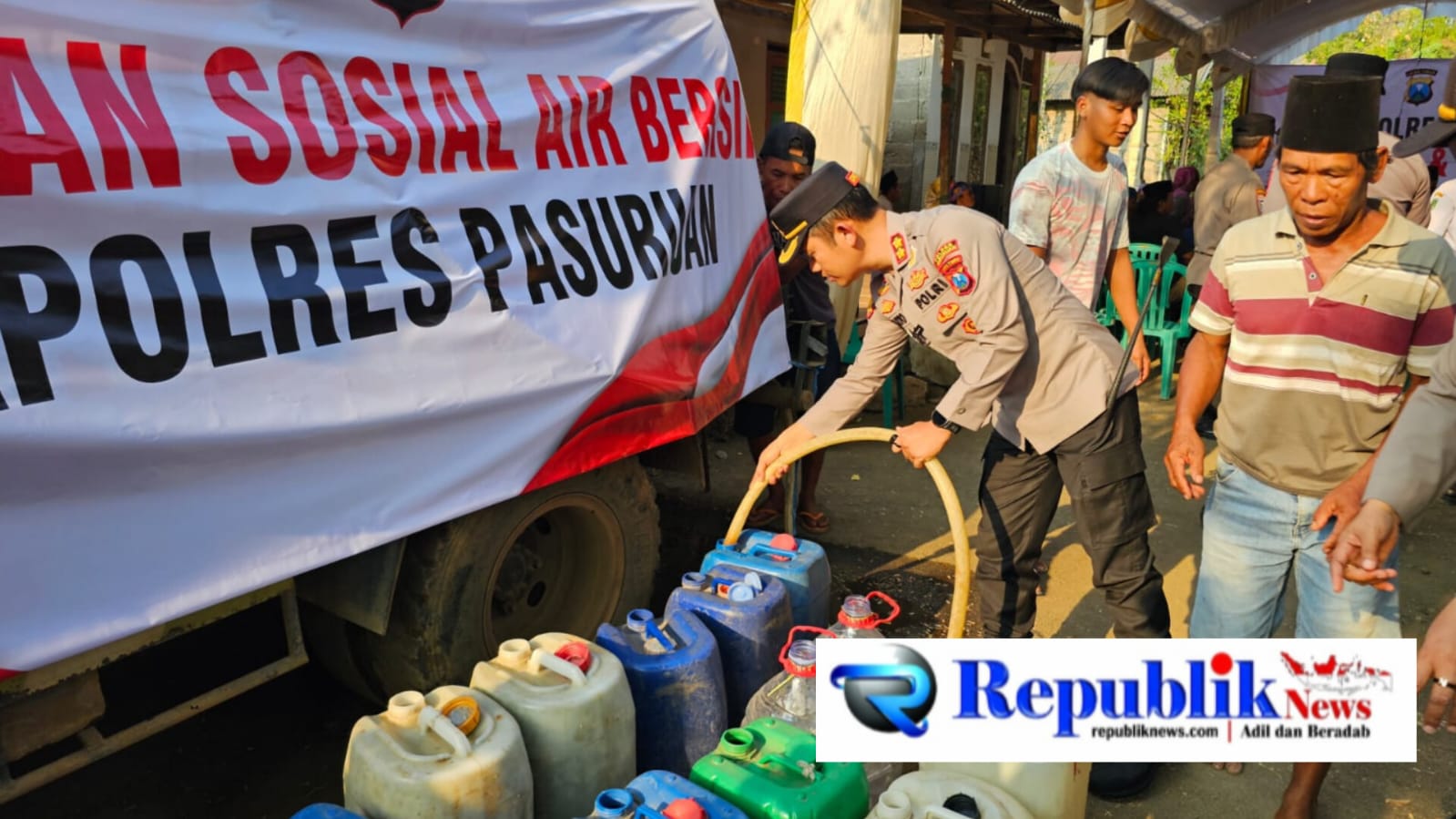 Foto : Kapolres Pasuruan, AKBP Harto Agung Cahyono.,S.I.K,M.H.,salurkan bantuan air bersih dan sembako untuk warga Kedungrejo.