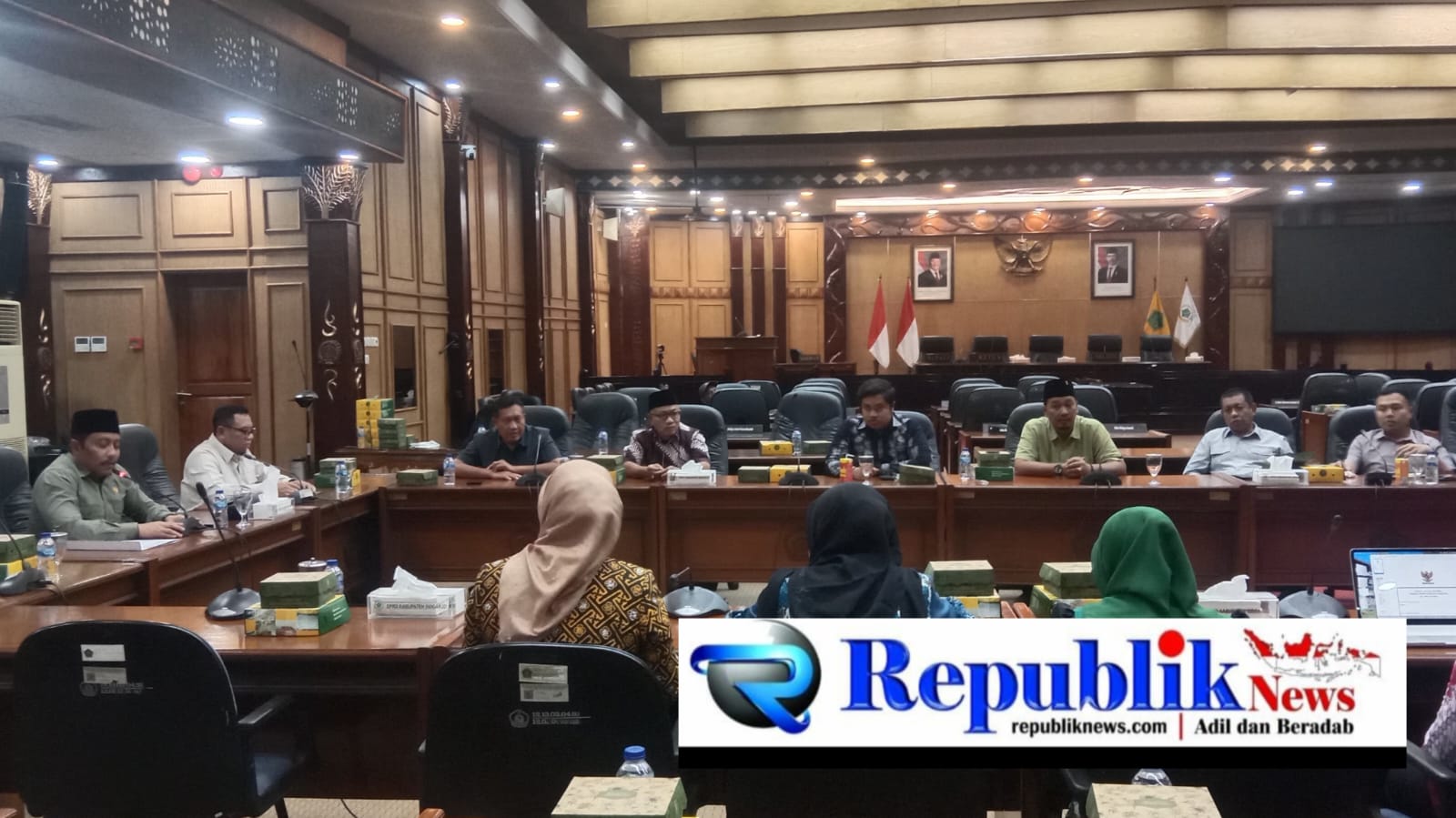 Foto : Hearing Keracunan santri di ruang paripurna gedung DPRD kabupaten Sidoarjo.