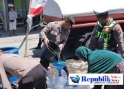 Foto : Polres Gresik peduli ,salurkan bantuan air bersih.