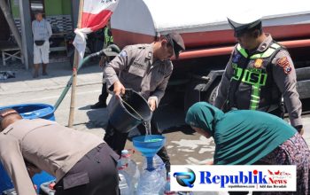 Foto : Polres Gresik peduli ,salurkan bantuan air bersih.