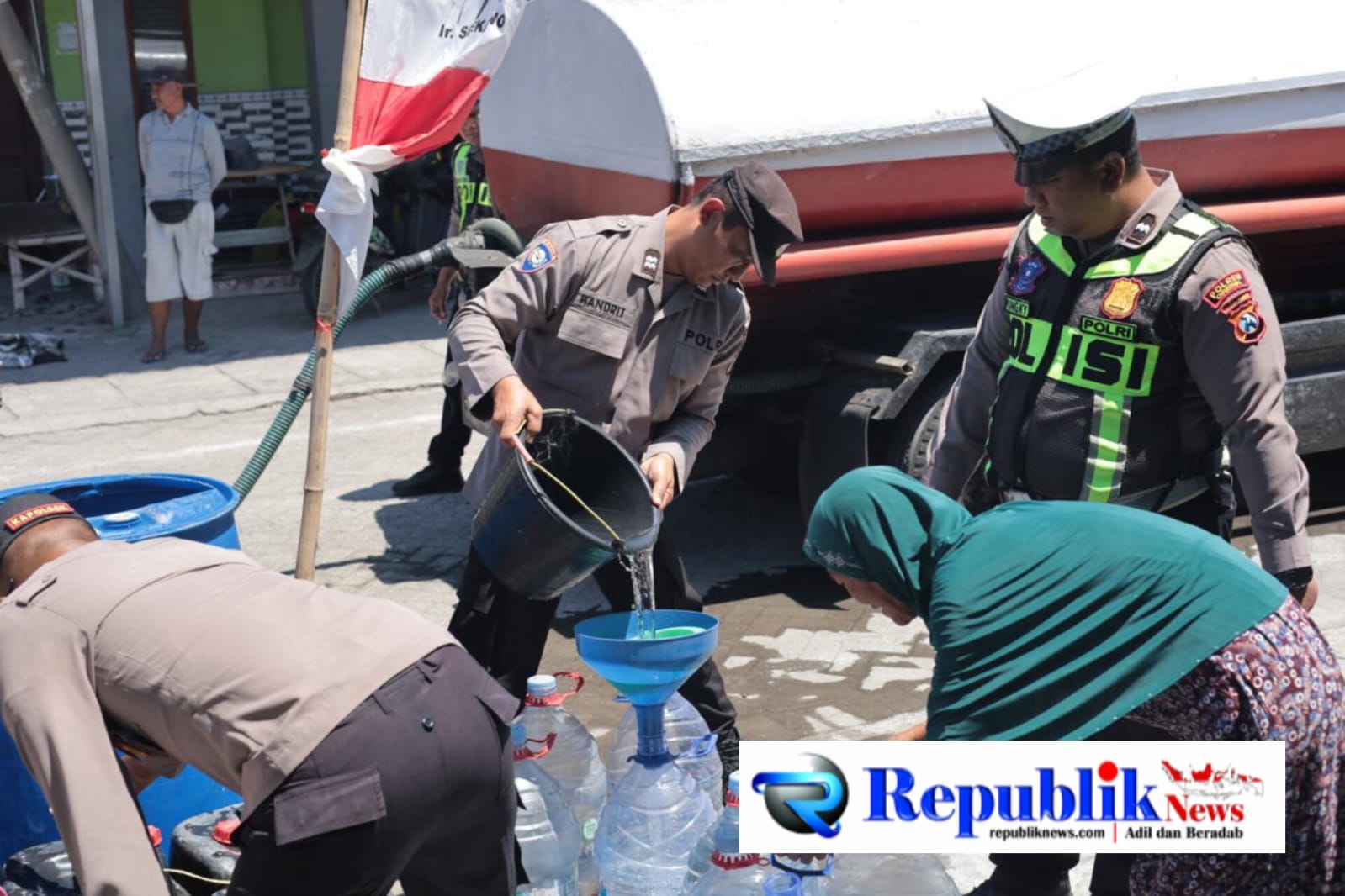Foto : Polres Gresik peduli ,salurkan bantuan air bersih.