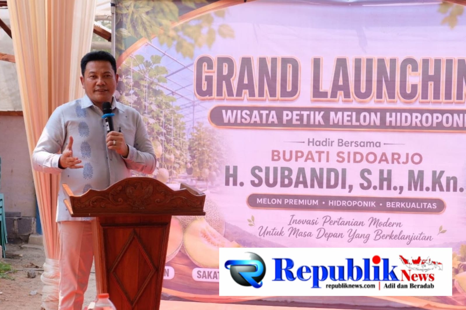 Foto : Bupati Sidoarjo,H.Subandi meresmikan Wisata Petik Melon Hidroponik.