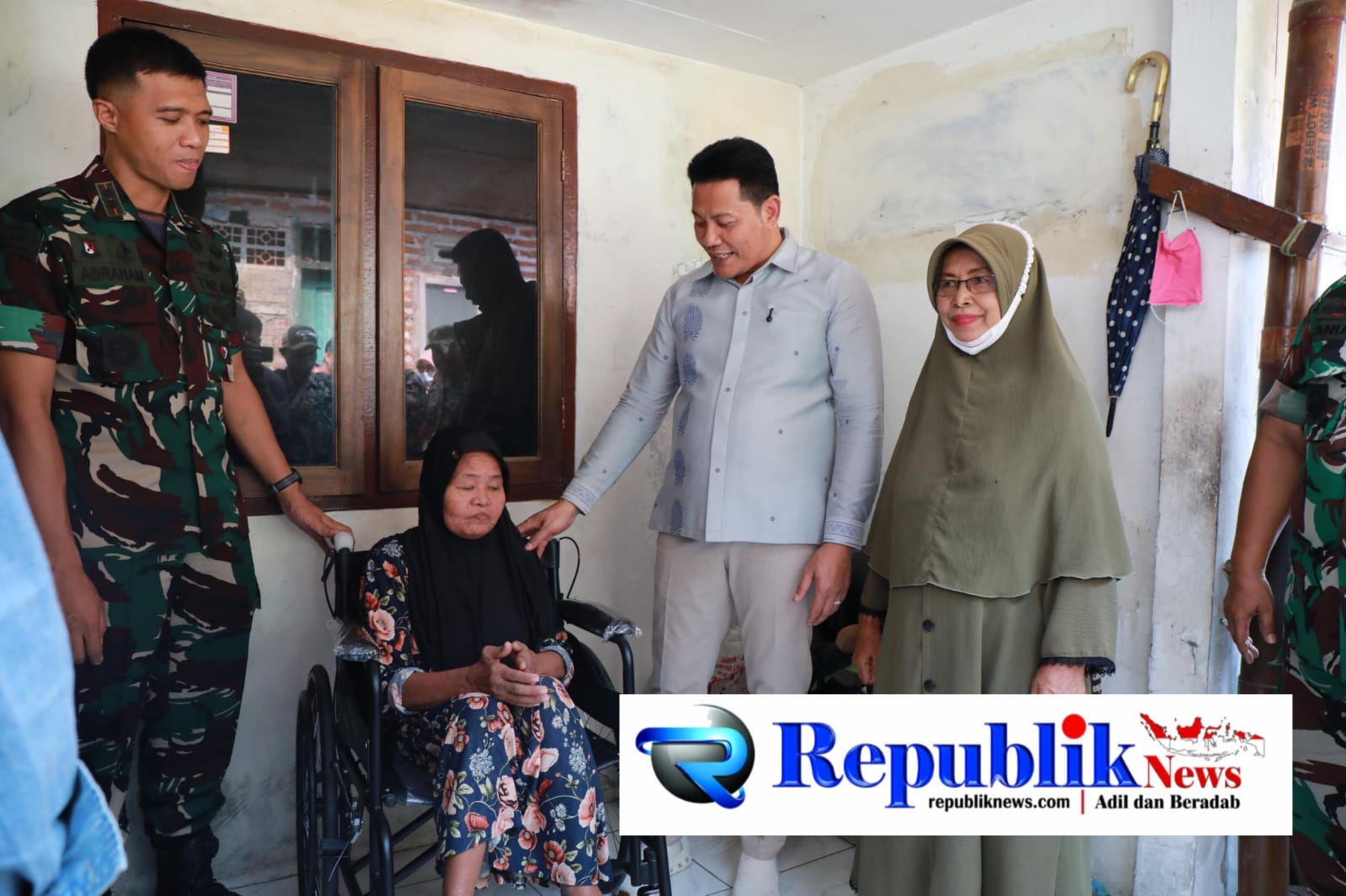 Foto : Bupati Subandi serahkan Tiga kursi roda untuk warga Wonoayu.