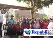 Foto : Ketua TP PKK kabupaten Sidoarjo dr.Hj Sriatun Subandi melepas jalan sehat Desa Pabean.