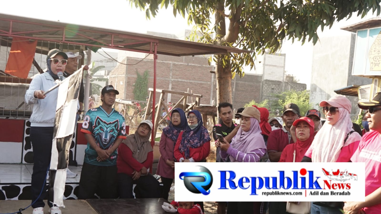 Foto : Ketua TP PKK kabupaten Sidoarjo dr.Hj Sriatun Subandi melepas jalan sehat Desa Pabean.