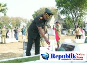 Foto : Komandan KOREM 084/BJ., Brigjen TNI Kohir tabur bunga di Taman Makam Pahlawan Jln Mayjen Sungkono no 190 Surabaya.
