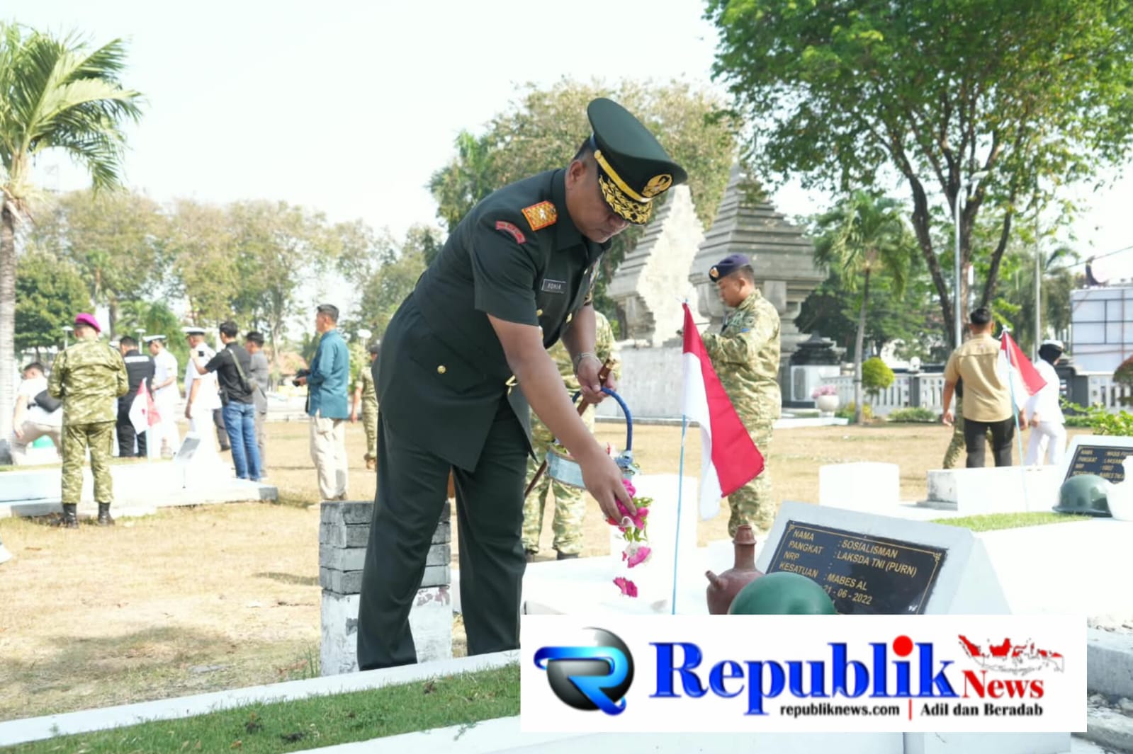 Foto : Komandan KOREM 084/BJ., Brigjen TNI Kohir tabur bunga di Taman Makam Pahlawan Jln Mayjen Sungkono no 190 Surabaya.