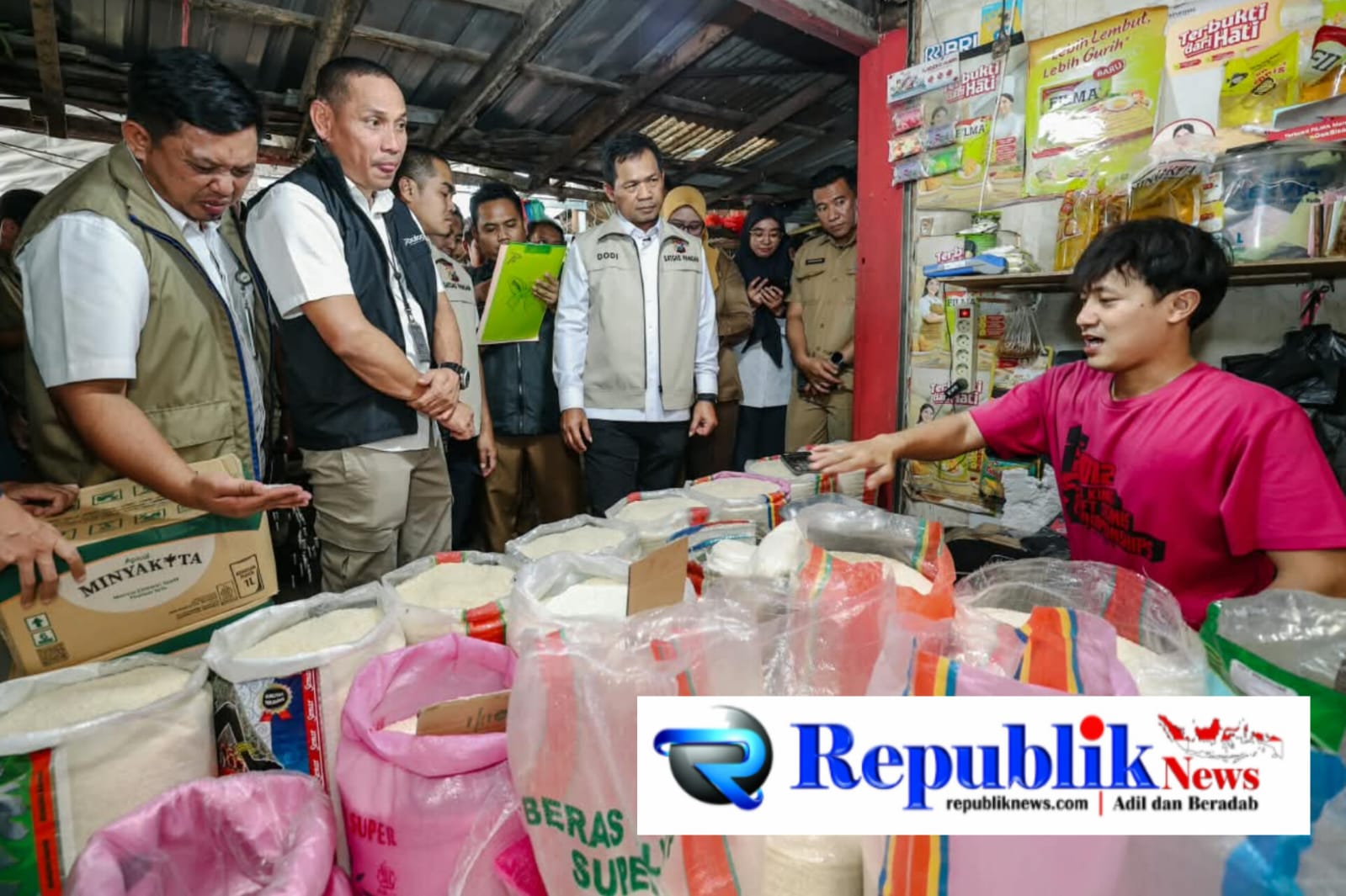 Foto : Satgas pangan Polda Jatim sidak pasar Pucang usut beras premium di atas HET.