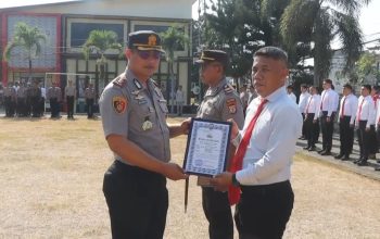 ‎Hibahkan Lahan Pemakaman dan Biayai sekolah Anak Tak Mampu Dua Personel Polisi Dapat Perhargaan Dari Kapolres Bitung  ‎