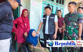 Foto : Bupati Subandi salurkan bantuan kursi roda dan renovasi RTLH di Krembung Prambon.