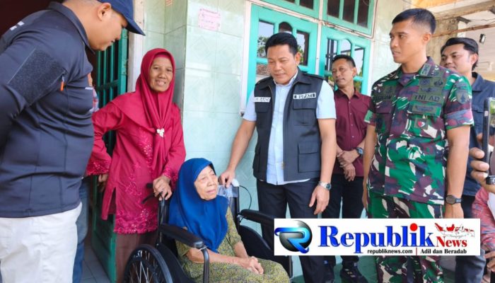 Bupati Subandi Salurkan Bantuan Kursi Roda dan Renovasi RTLH di Krembung-Prambon