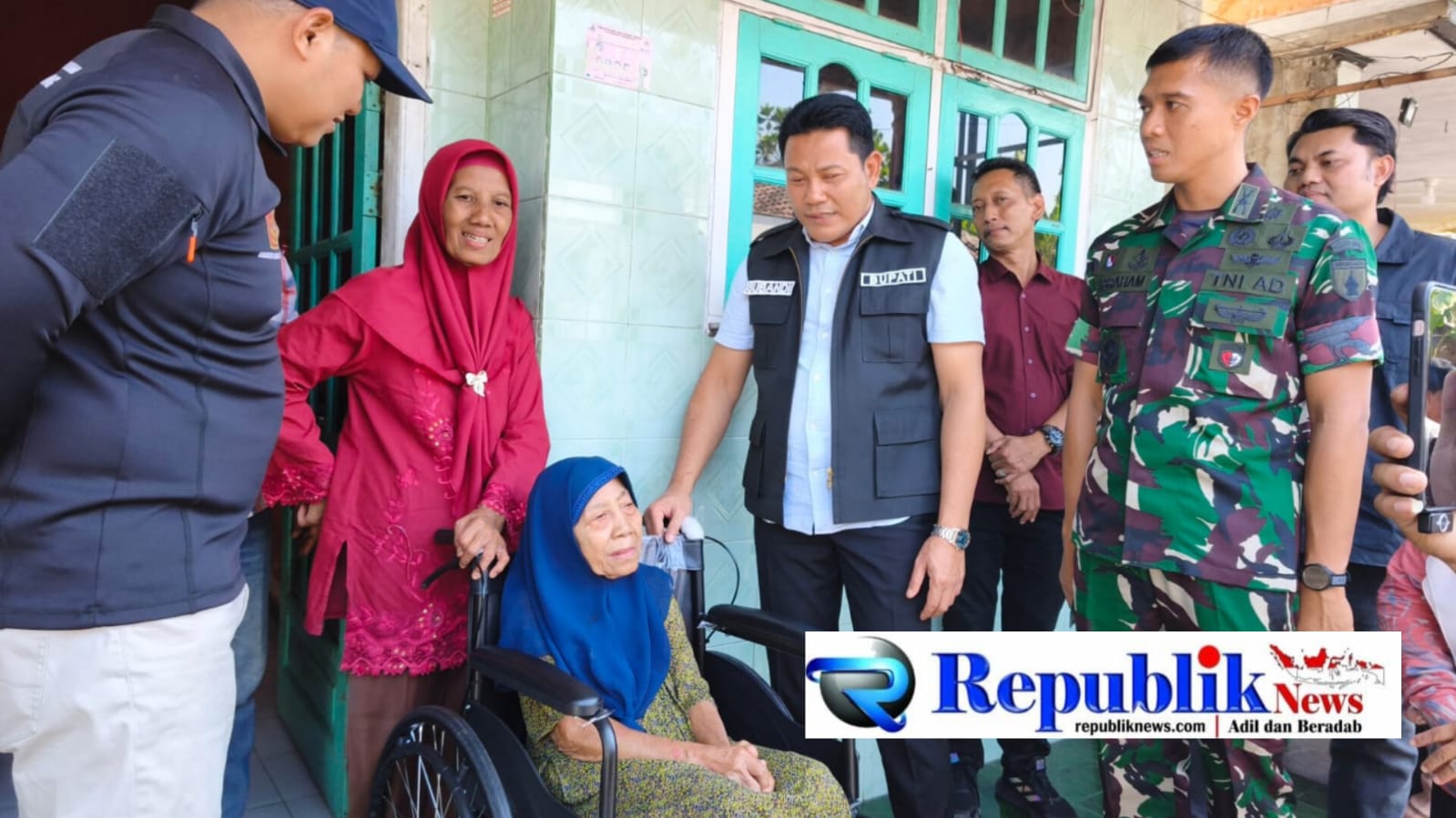 Foto : Bupati Subandi salurkan bantuan kursi roda dan renovasi RTLH di Krembung Prambon.