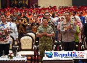 Foto : Kasipers Kasrem 084/BJ Letkol Arm Drs.Syafei mewakili Ndanrem 084/BJ menghadiri acara Pengukuhan Mahasiswa Angkatan V Tahun dan Wisuda pertama Mahasiswa UPN veteran Jatim.