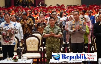 Foto : Kasipers Kasrem 084/BJ Letkol Arm Drs.Syafei mewakili Ndanrem 084/BJ menghadiri acara Pengukuhan Mahasiswa Angkatan V Tahun dan Wisuda pertama Mahasiswa UPN veteran Jatim.