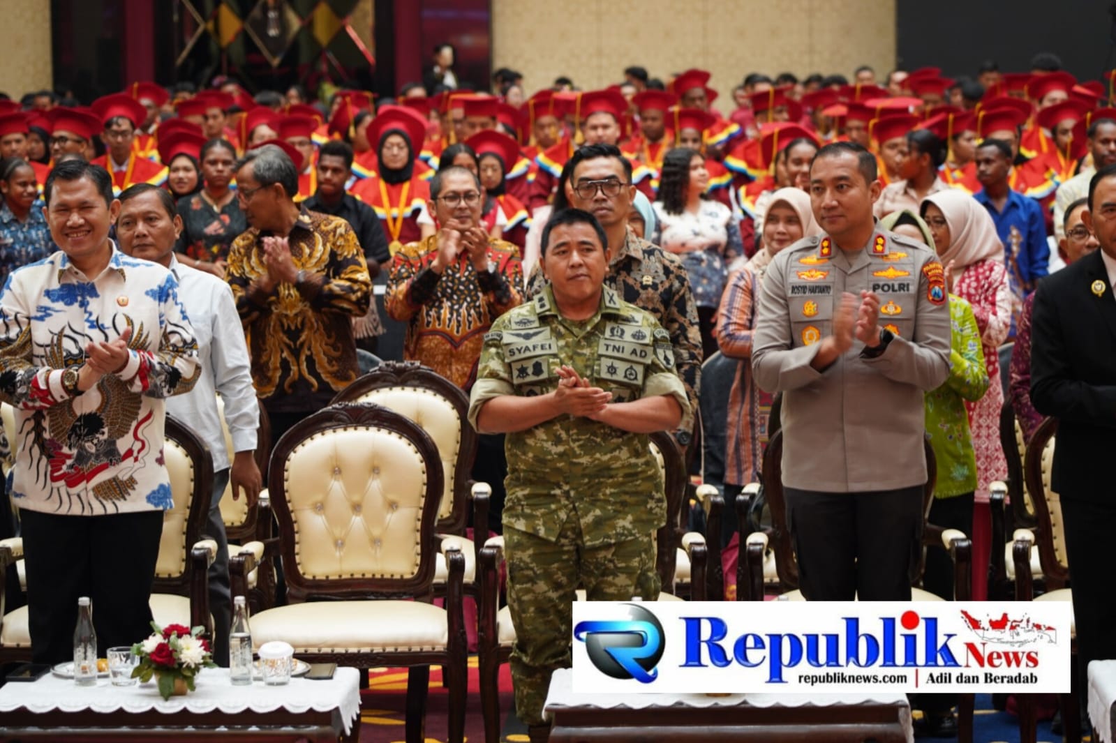 Foto : Kasipers Kasrem 084/BJ Letkol Arm Drs.Syafei mewakili Ndanrem 084/BJ menghadiri acara Pengukuhan Mahasiswa Angkatan V Tahun dan Wisuda pertama Mahasiswa UPN veteran Jatim.
