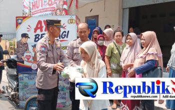 Foto : Kapolsek Magersari Polres Mojokerto kota Kompol Amat ,S.H,M.H.bagikan paket sembako gratis.
