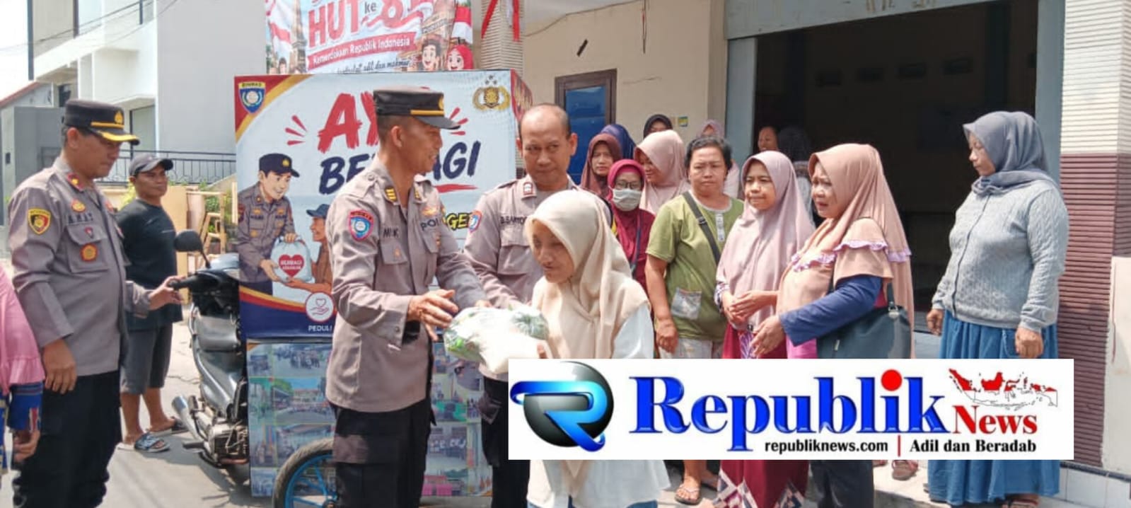 Foto : Kapolsek Magersari Polres Mojokerto kota Kompol Amat ,S.H,M.H.bagikan paket sembako gratis.