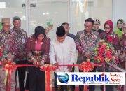Foto : Wabup mimik meresmikan gedung dialisis RSUD Sidoarjo Barat.