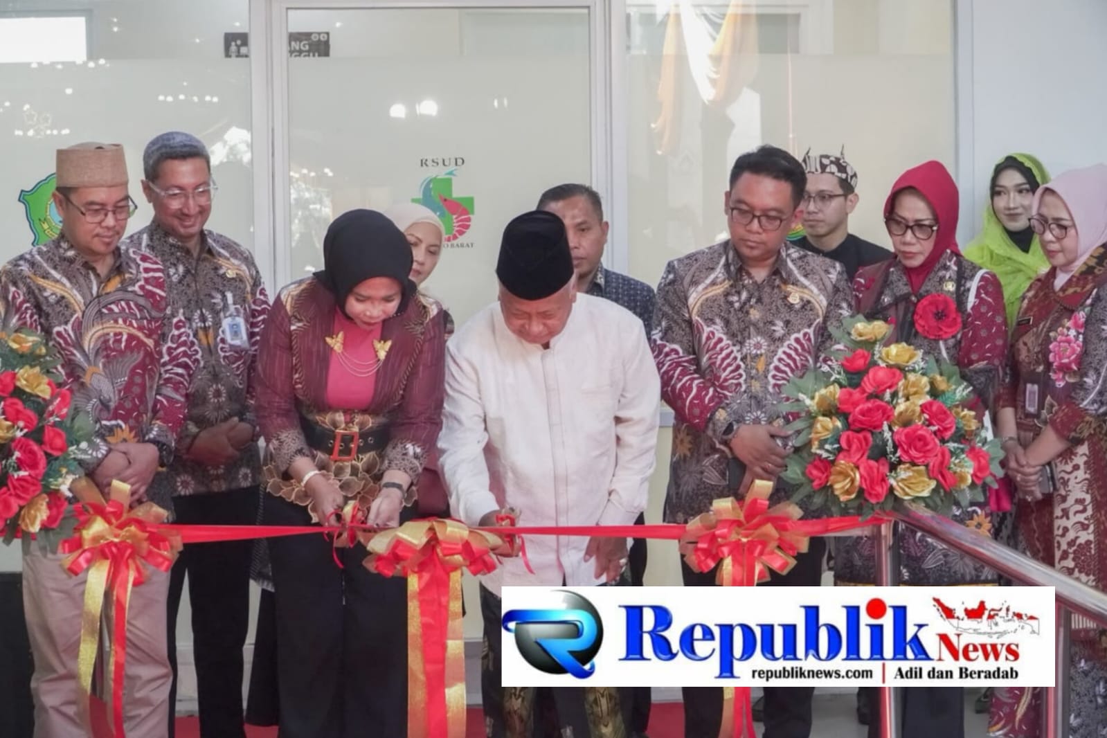 Foto : Wabup mimik meresmikan gedung dialisis RSUD Sidoarjo Barat.