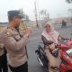 Kapolsek Gunung Anyar Berikan Reward Kunci Ganda Bagi Pengendara yang Tertib Berlalulintas