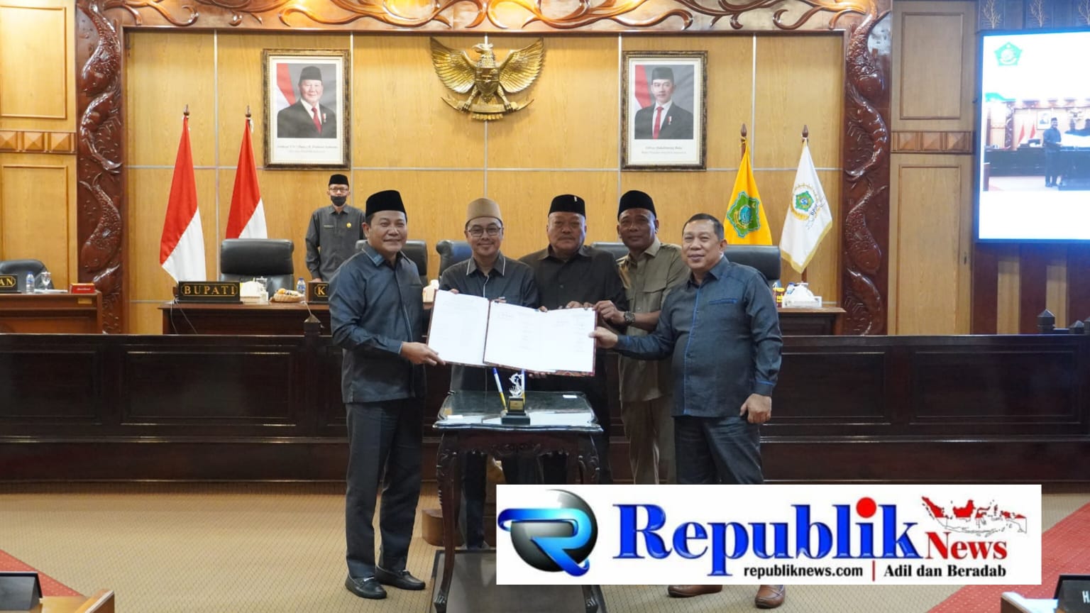 Foto : Bupati Subandi menyampaikan tiga Raperda strategis ke DPRD Sidoarjo.