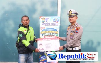 Foto : Polres Mojokerto menyambut hari lalu lintas Bhayangkara ke-71 bagikan sembako hingga simbgratis untuk driver ojol.