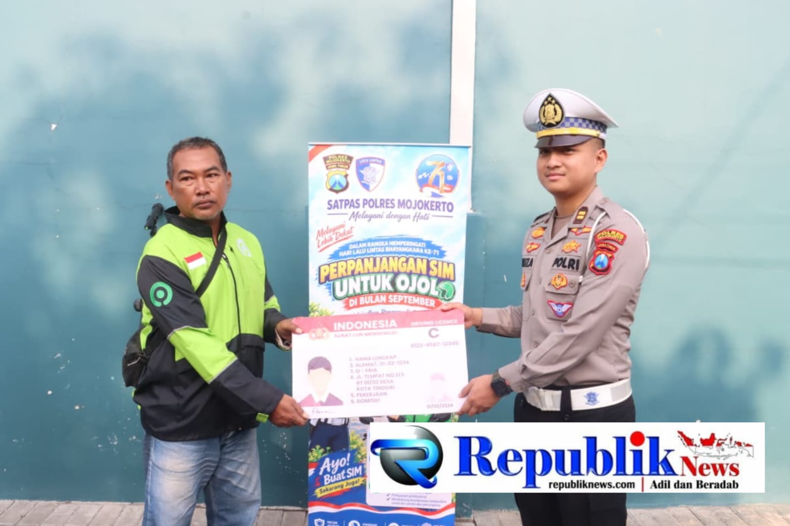 Foto : Polres Mojokerto menyambut hari lalu lintas Bhayangkara ke-71 bagikan sembako hingga simbgratis untuk driver ojol.