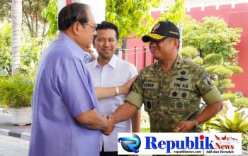 Foto : Danrem 084/BJ Brigjen TNI Kohir jabat tangan di Juanda melepas keberangkatan Susilo Bambang Yudhoyono di VVIP Room Pemprov Jatim.