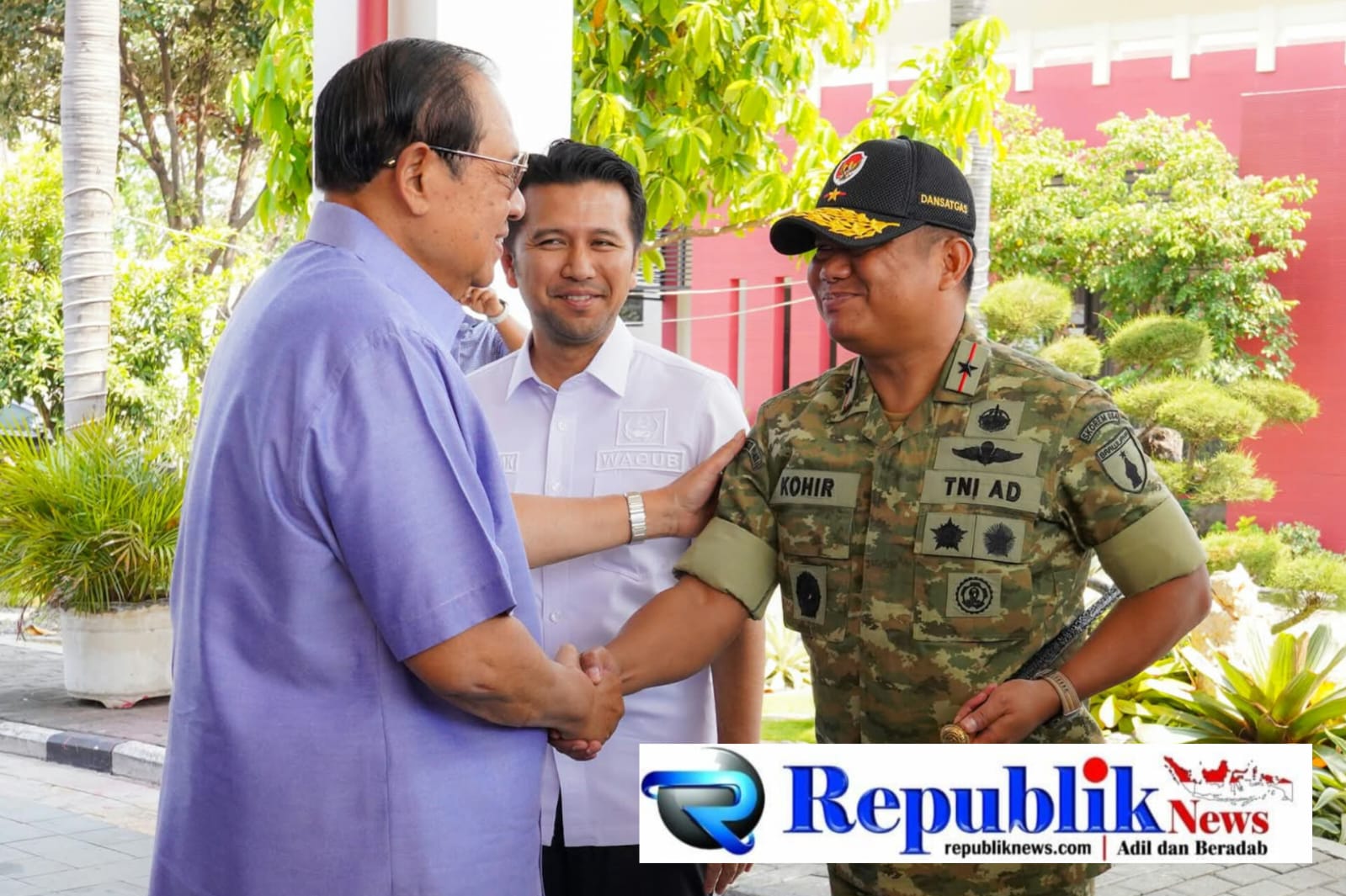 Foto : Danrem 084/BJ Brigjen TNI Kohir jabat tangan di Juanda melepas keberangkatan Susilo Bambang Yudhoyono di VVIP Room Pemprov Jatim.