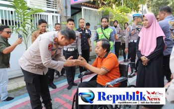 Foto : Polres Gresik aksi cepat selamatkan ekonomi keluarga driver ojol korban kecelakaan.