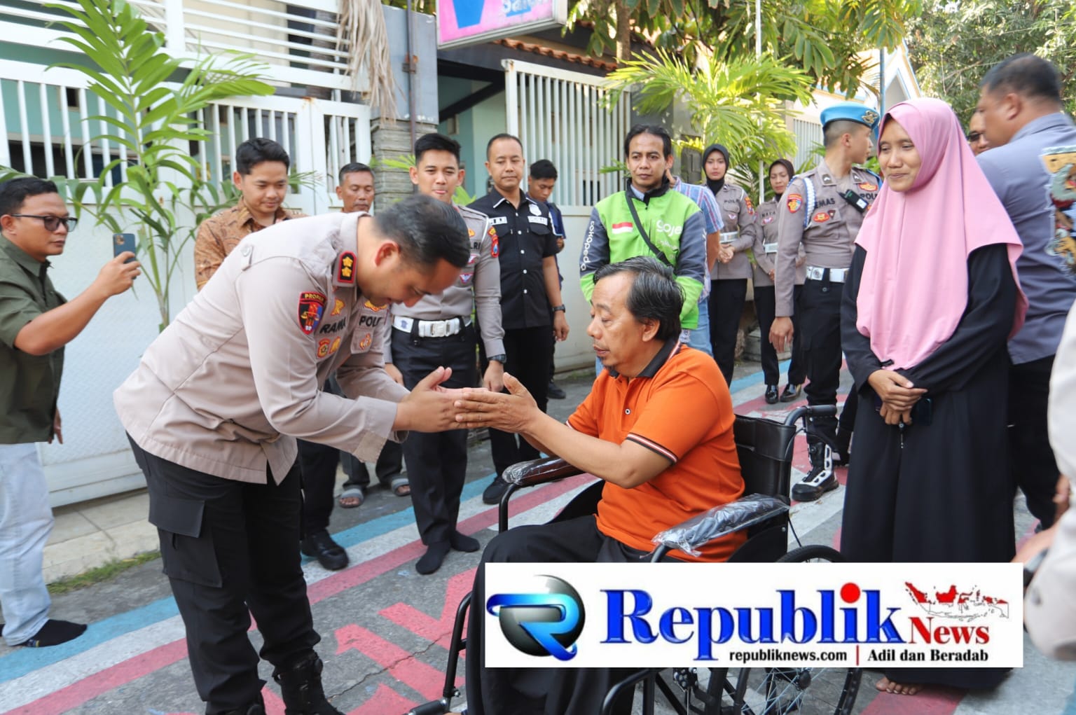 Foto : Polres Gresik aksi cepat selamatkan ekonomi keluarga driver ojol korban kecelakaan.